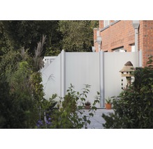 Zahradní scéna se skleněnou zástěnou