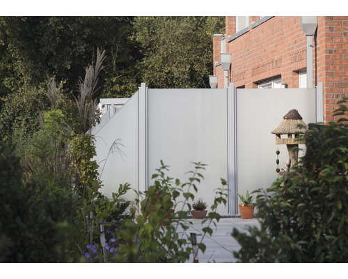 Zahradní scéna se skleněnou zástěnou