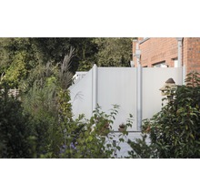 Zahradní scéna s hliníkovým zástěnou