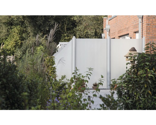 Zahradní scéna s hliníkovým zástěnou