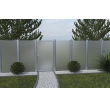 Zahradní plot s bránou a skleněnou ochranou soukromí