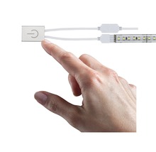 Ruka se dotýká spínače pro LED pásky.