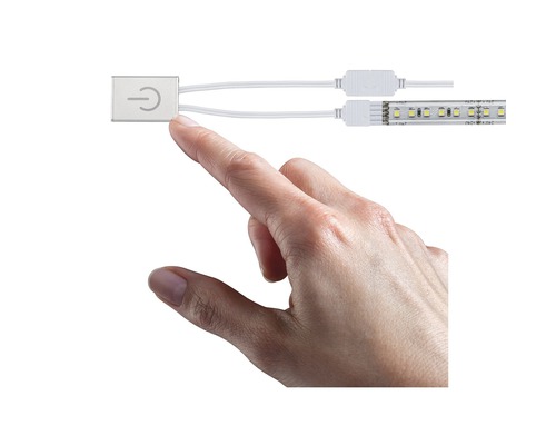 Ruka se dotýká spínače pro LED pásky.