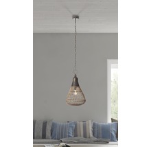 Závěsná lampa s ratanovým stínidlem v obývacím pokoji