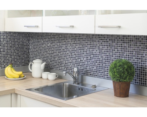 Kuchyňský dřez s baterií, mozaikové obklady a dekorace