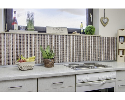 Kuchyňská scéna s mozaikovou stěnou, košíkem s ovocem a sporákem