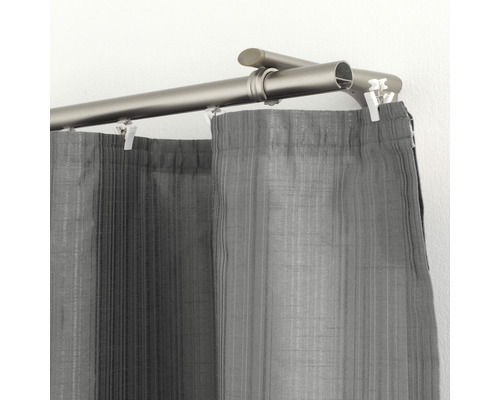 Dvojitá záclonová tyč se šedými závěsy a příslušenstvím pro dekoraci oken