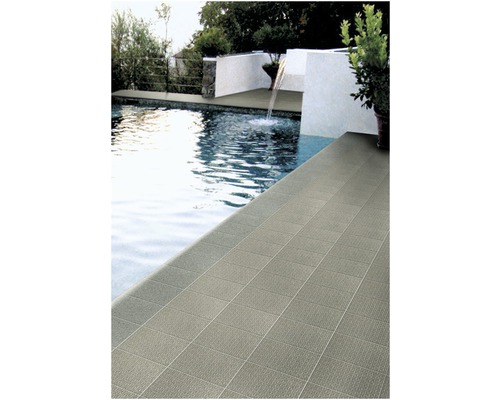 Bazén s dlažbou venku