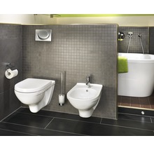 Koupelna s nástěnným WC, bidetem a vanou