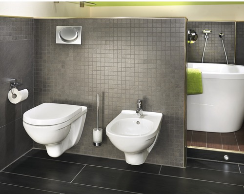 Koupelna s nástěnným WC, bidetem a vanou