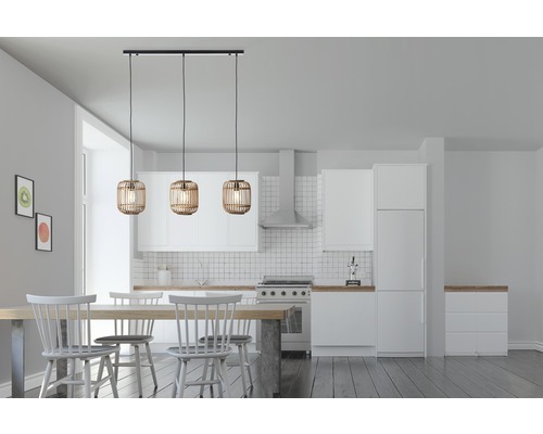 Jídelna s jídelním stolem, židlemi a závěsnou lampou z ratanu nad stolem