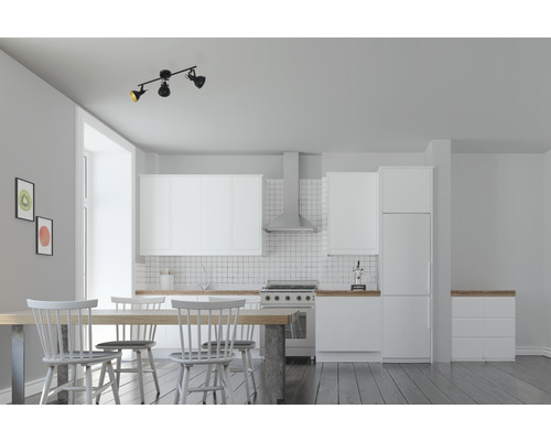 Moderní kuchyně s jídelním stolem, židlemi a stropním svítidlem