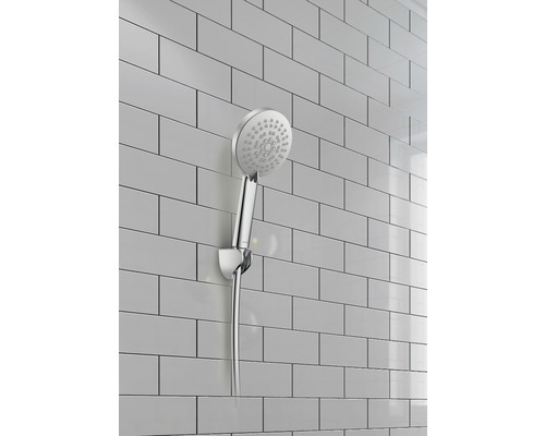 Ruční sprcha na stěně s obdélníkovými dlaždicemi