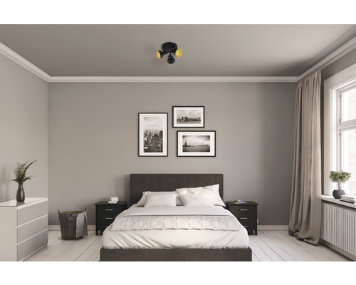 Ložnice se stropním bodovým svítidlem se třemi reflektory