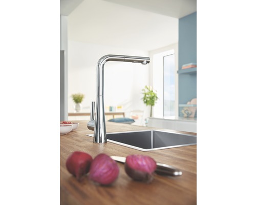 Kuchyňská scéna s dřezovou baterií a zeleninou na pracovní desce