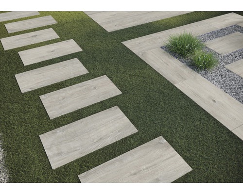 Zahrada s trávníky a nášlapnými deskami se vzhledem dřeva