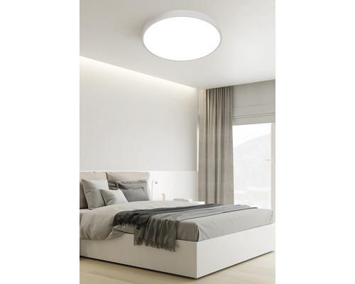 Kulaté stropní svítidlo v ložnici