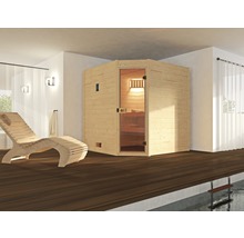 Dřevěná sauna vedle lehátka a bazénu
