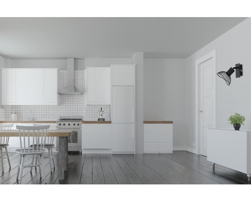 Světlá kuchyně s bílými skříňkami, dřevěným stolem a dekorativní nástěnnou lampou