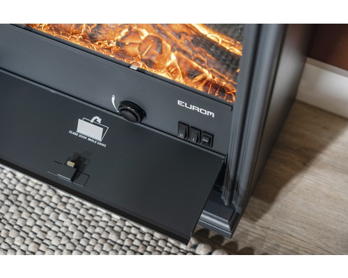 Detail elektrického krbu s ovládacími prvky a varováním, aby byly během používání zavřené dveře, výrobce Eurom