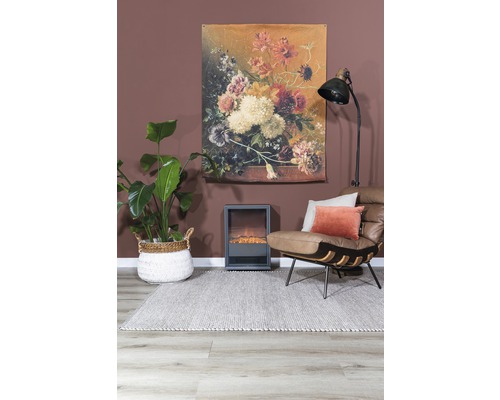 Obývací pokoj s kobercem, křeslem, pokojovou rostlinou, elektrickým krbem, stojací lampou a nástěnnou malbou