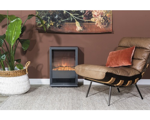 Obývací pokoj s elektrickým krbem, křeslem, pokojovou rostlinou a dekorací