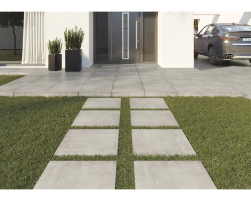 Zahradní chodník z betonových desek před domem s trávníkem