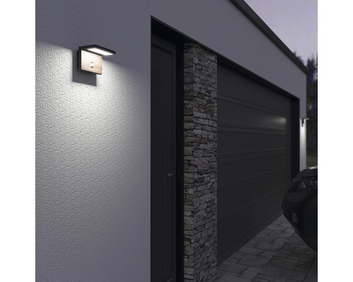 Fasáda domu s osvětleným venkovním nástěnným svítidlem