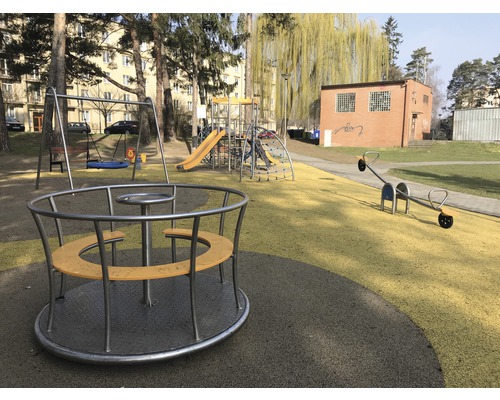 Dětské hřiště s kolotočem, houpačkou, skluzavkou a vahadlem