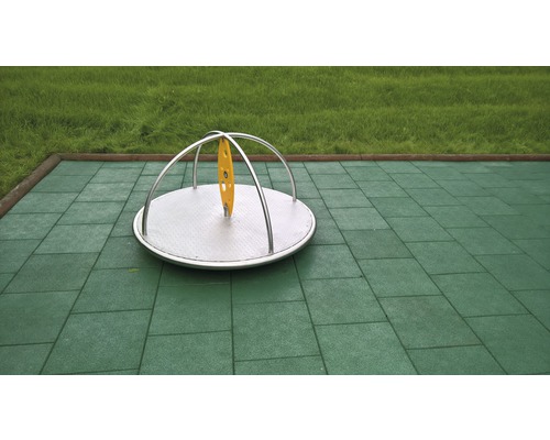 Kolotoč na dětském hřišti s gumovými dlaždicemi