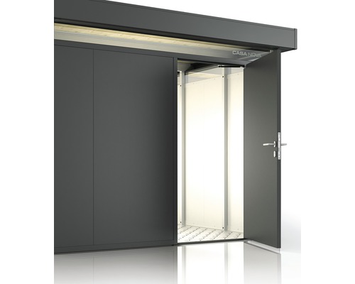 Tmavě šedý zahradní domek s otevřenými dvoukřídlými dveřmi a logem Casa Nova