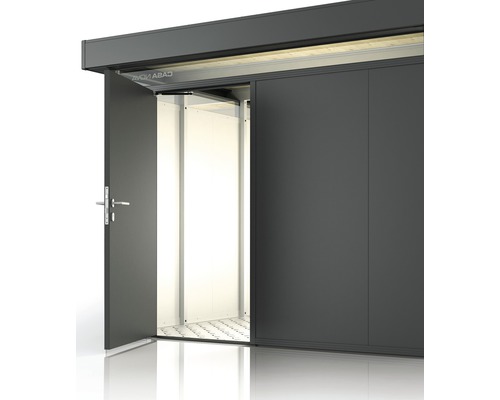 Detail zahradního domku s otevřenými dveřmi.