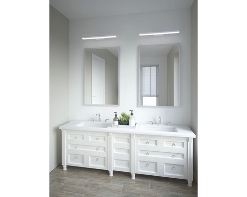 Koupelna s dvojitým umyvadlem, zrcadly a osvětlením