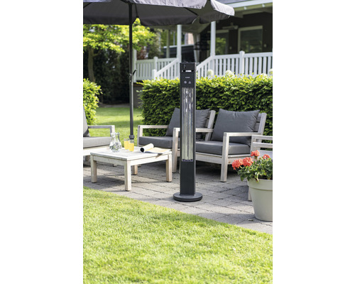 Terasa s terasovým ohřívačem, posezením a slunečníkem