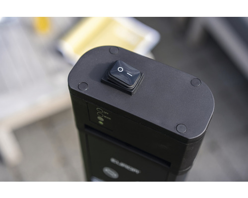 Detailní pohled na skartovačku s vypínačem a LED indikátory.