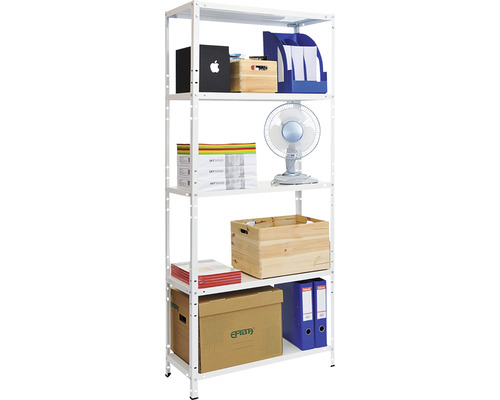 Bílá kovová police s pěti úrovněmi a různými úložnými předměty