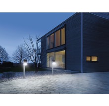 Osvětlená cesta s venkovními světly před domem