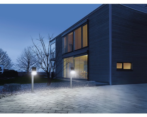 Osvětlená cesta s venkovními světly před domem