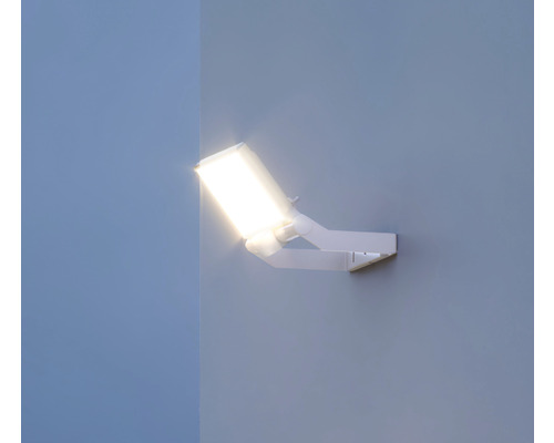 Nástěnné svítidlo s otočným ramenem pro individuální nastavení světla