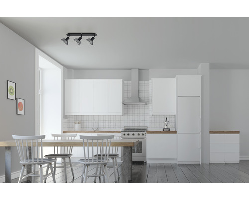 Světlý obývací pokoj s kuchyní, jídelním stolem a židlemi