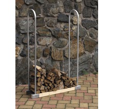 Sklad dřeva s poleny před kamennou zdí