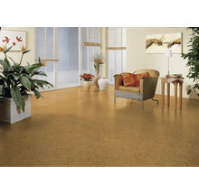 Obývací pokoj s korkovou podlahou, křeslem a dekorací