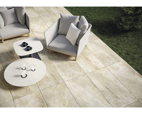 Terasa s dlažbou, křesly a stoly