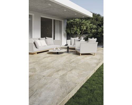 Terasa se zahradním nábytkem a podlahovými deskami