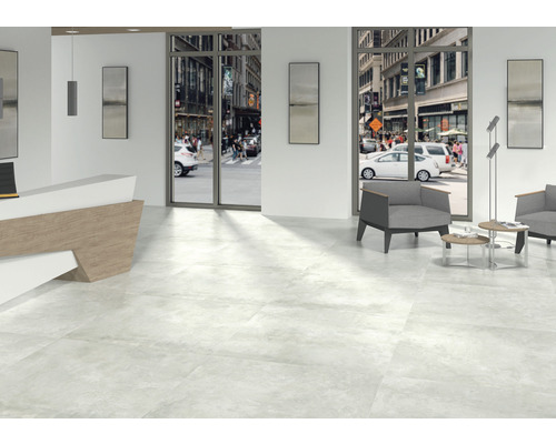 Interiér s podlahovými dlaždicemi, recepcí a posezením s výhledem na město