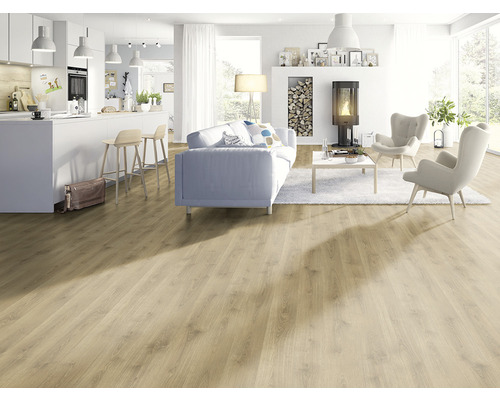 Světlý obývací pokoj s laminátovou podlahou, pohovkou, křesly a kamny