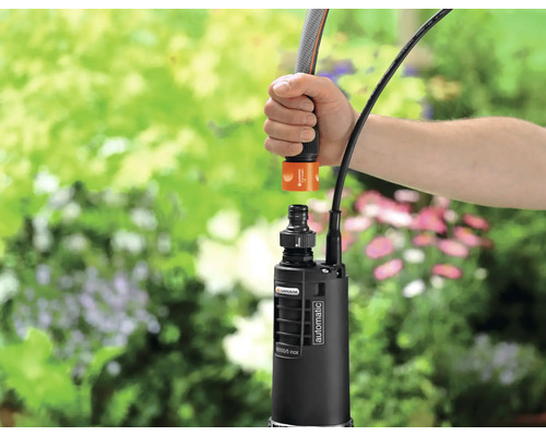 Zahradní ponorné čerpadlo s připojením hadice v provozu