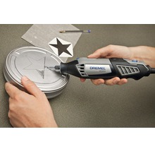 Gravírovací stroj Dremel 4000 gravíruje hvězdu na plechovce