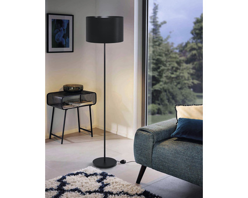 Stojací lampa v obývacím pokoji s odkládacím stolkem a pohovkou