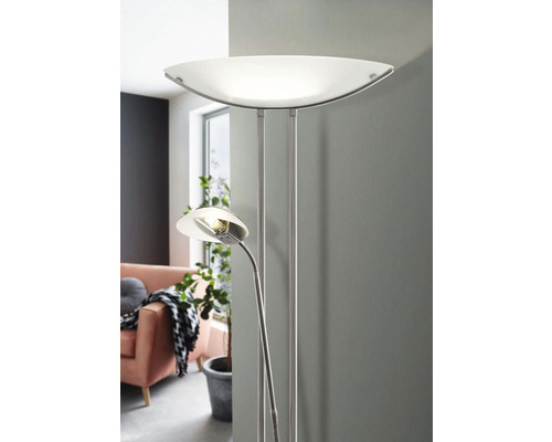 Stojací lampa s lampičkou na čtení v obývacím pokoji